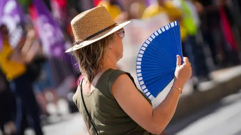 Una mujer abanic&aacute;ndose