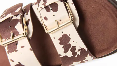 Sandalia plana doble hebilla animal print de Lefties