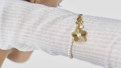 Pulsera Iris Motif con flor ba&ntilde;ada en oro de 18 kt sobre plata con perlas de Tous