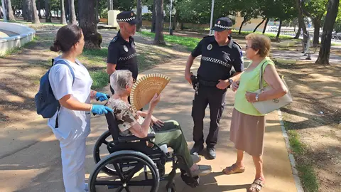 Agentes de la Polic&iacute;a Local y vecinos de la barriada de La Plata