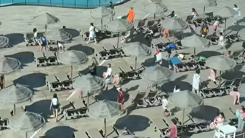 Hamacas junto a la piscina del hotel, Almer&iacute;a - Tik Tok