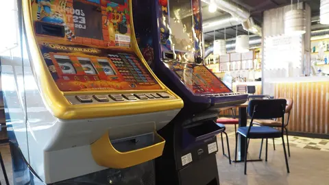 M&aacute;quinas tragaperras en el interior de un bar