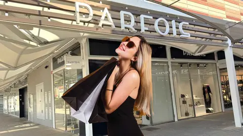 Una mujer frente a una tienda de Parfois