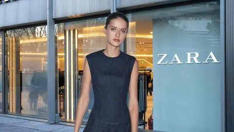 Una mujer a la moda frente a una tienda Zara