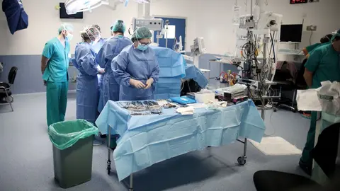Personal sanitario, momentos antes de una operaci&oacute;n