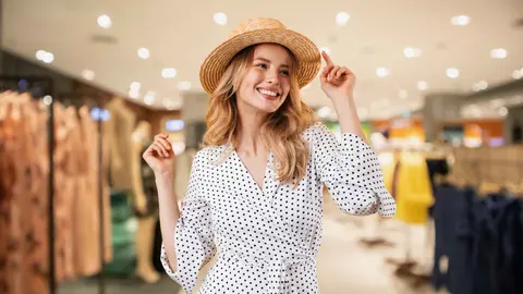 Una mujer a la moda en una tienda de Marypaz