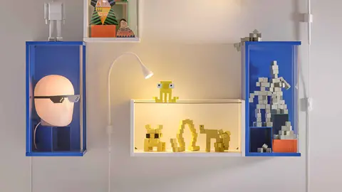 Mueble vitrina de la serie BR&Auml;NNBOLL de Ikea