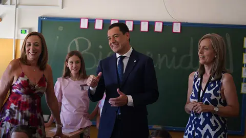 Juanma Moreno en un colegio