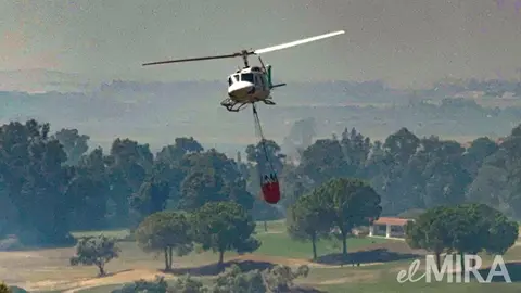 El viento de levante complica la extinci&oacute;n del incendio en Jerez y obliga a medidas de emergencia - Cristo Garc&iacute;a