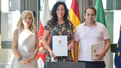 Mar&iacute;a del Mar V&aacute;zquez ha presidido la firma de los convenios