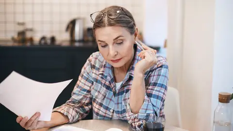Mujer pensionista preocupada por el estado de su pensi&oacute;n de jubilaci&oacute;n