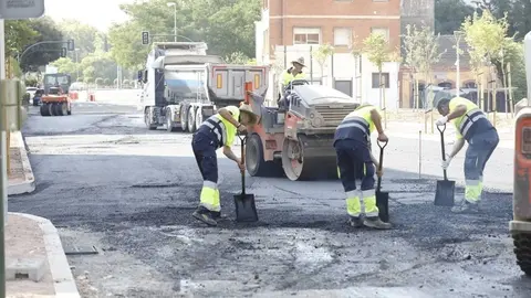 La Gerencia Municipal de Urbanismo inicia las labores de asfaltado en el &uacute;ltimo tramo de la avenida de Trassierra (1)