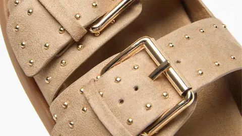 Sandalia plana con detalle de doble hebilla de Lefties