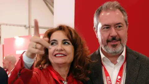 Mar&iacute;a Jes&uacute;s Montero, junto a Juan Espadas en una imagen de archivo