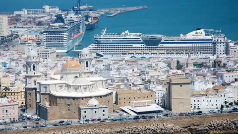 Imagen a&eacute;rea de un crucero en el Puerto de C&aacute;diz (1)
