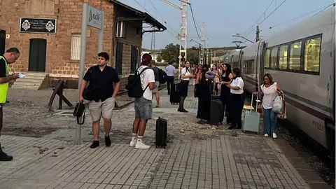 Pasajeros en la estaci&oacute;n de Espeluy
