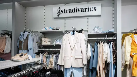 Interior de una tienda Stradivarius