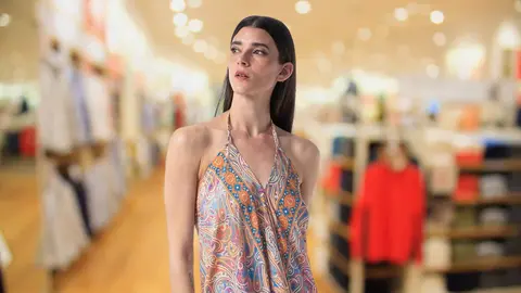 Una mujer a la moda con un vestido de Carrefour