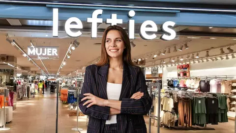Una mujer a la moda en una tienda de Lefties