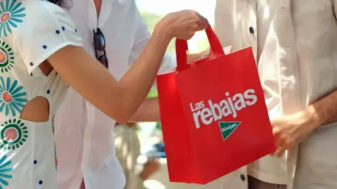 El Corte Ingl&eacute;s lanza rebajas del 50 % en dos modelos top de Veja y Victoria