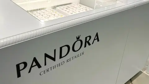 Mostrador de anillos en joyer&iacute;a Pandora