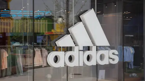 Escaparate de tienda Adidas