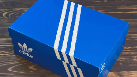 Caja de zapatillas Adidas