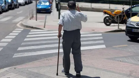 Un hombre paseando en una foto de archivo