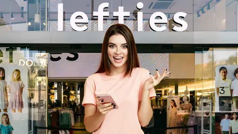 Una mujer frente a una tienda de Lefties