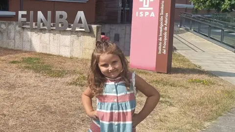 La peque&ntilde;a Valentina, a las puertas del Edificio ISPA-FINBA, en Oviedo