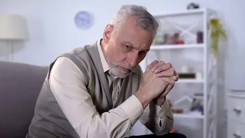 Un pensionista preocupado por el estado de su pensi&oacute;n de jubilaci&oacute;n de la Seguridad Social