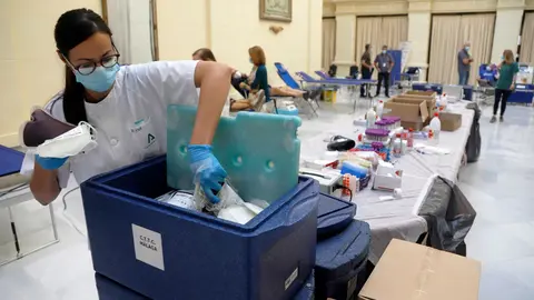 Varias personas donan sangre en M&aacute;laga