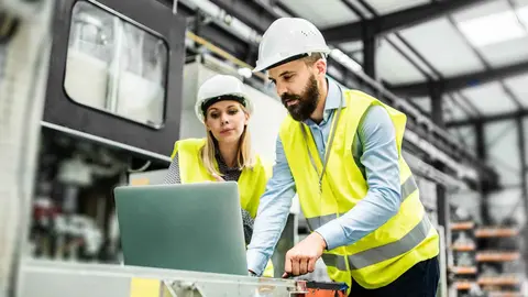 Trabajadores en una nave