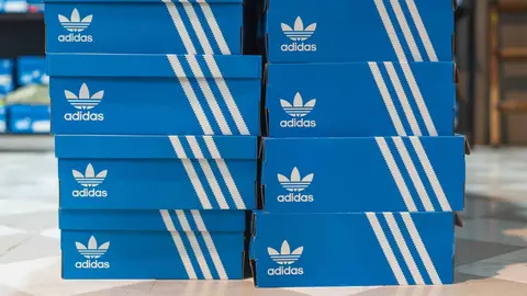 Cajas de zapatillas Adidas