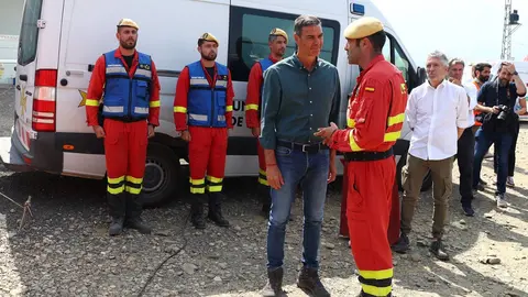 El presidente del Gobierno, Pedro S&aacute;nchez, conversa con uno de los integrantes del dispositivo de emergencias