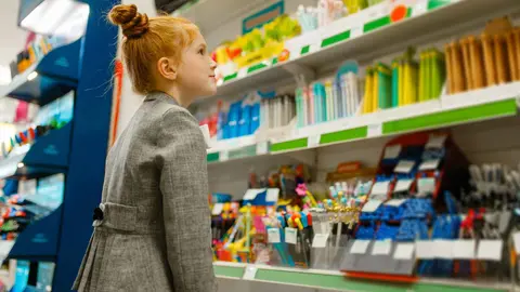 Una ni&ntilde;a en una papeler&iacute;a