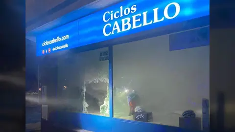 Los ladrones accedieron a la tienda rompiendo el escaparate