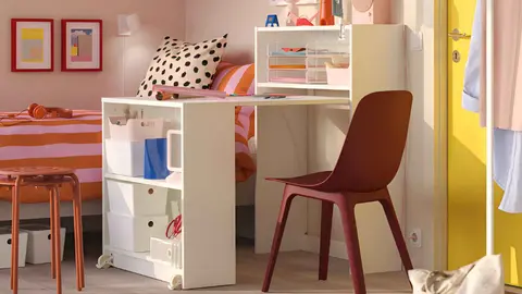 Librer&iacute;a con mesa plegable BILLY de Ikea