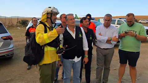 Antonio Sanz durante un incendio con miembros del Plan Infoca