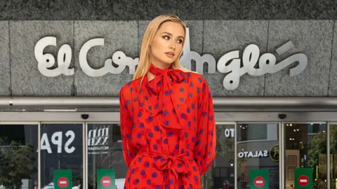 Una mujer a la moda con un vestido de El Corte Ingl&eacute;s