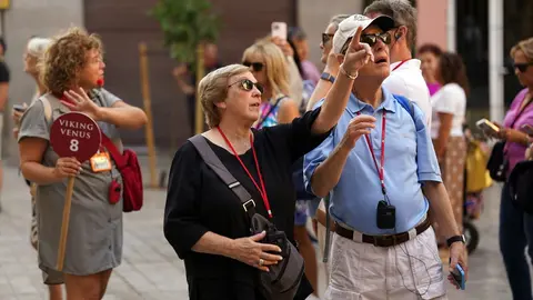 Un grupo de turistas pasea por Andaluc&iacute;a