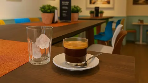 Vaso con hielo junto a caf&eacute; | Recreaci&oacute;n El MIRA