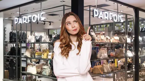 Una mujer frente a una tienda de Parfois