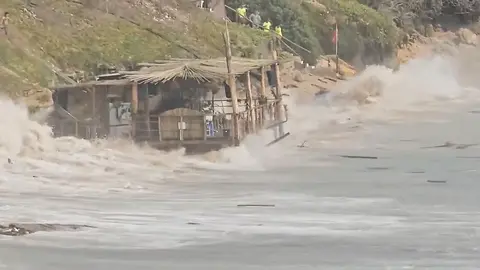 Chiringuito en Los Ca&ntilde;os destrozado por el mar de fondo