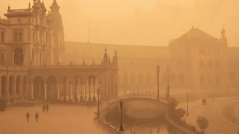 Recreaci&oacute;n de Plaza de Espa&ntilde;a en Sevilla inundada de polvo suspensi&oacute;n sahariano - El MIRA