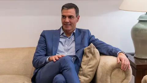 Pedro S&aacute;nchez, sentado en el sill&oacute;n de La Moncloa