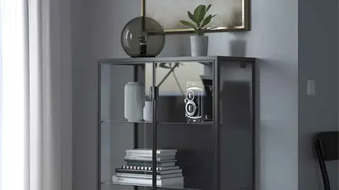 Mueble vitrina de la serie RUDSTA de Ikea