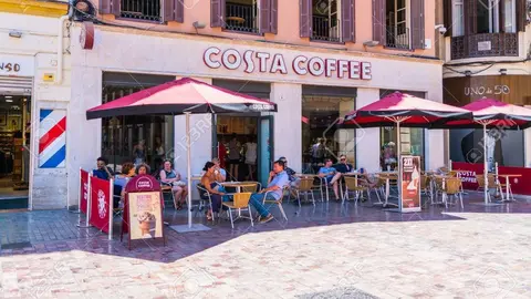 Turistas sentados en una terraza de Andaluc&iacute;a