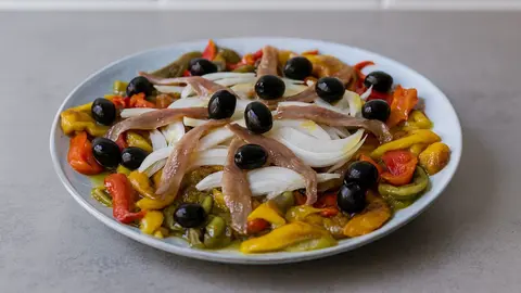 La ensalada de pimientos tricolor con anchoas y aceitunas que refresca el verano