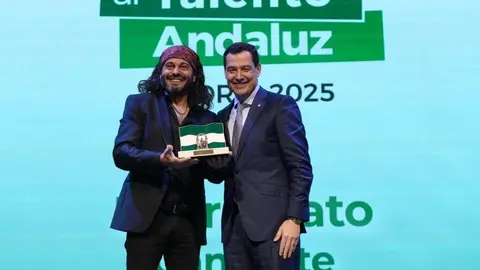 Juanma Moreno, en una imagen de archivo junto a Javier Laband&oacute;n El Arrebato